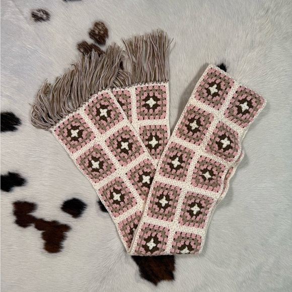Le Château Crochet Granny Square Scarf with Fringe - Picture 4 of 4
